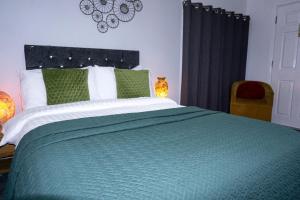 Postel nebo postele na pokoji v ubytování The Kenley Hotel