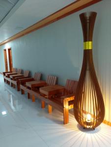una stanza con una fila di sedie e un grande vaso di Pousada Bella Pantano a Pântano Grande
