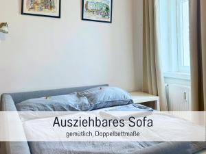 Postel nebo postele na pokoji v ubytování Salzkammergut Homes Gmunden - Suite Marie Antoinette, Blick auf den Stadtplatz, Traunseeblick - ideal für Paare und Kulturinteressierte