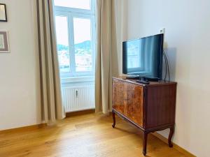 TV a/nebo společenská místnost v ubytování Salzkammergut Homes Gmunden - Suite Marie Antoinette, Blick auf den Stadtplatz, Traunseeblick - ideal für Paare und Kulturinteressierte + 29 fotografií