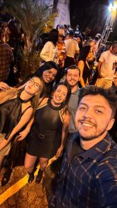 een groep mensen die poseren voor een foto op een feestje bij Nuhh Hostel in Belo Horizonte