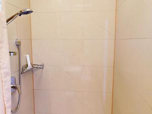 a bathroom with a shower with a glass door at Suite Marie Antoinette, Blick auf den Stadtplatz, Traunseeblick - ideal für Paare und Kulturinteressierte in Gmunden +19 photos