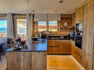 Kuchyň nebo kuchyňský kout v ubytování Chalet Bliss Jacuzzi vue