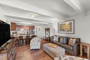 Una sala de estar con un sofá y una cocina. en The Lodge at Lake Dillon 111, en Dillon