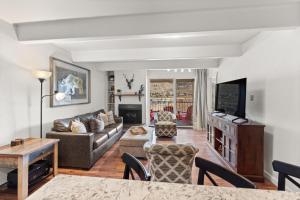 Una sala de estar con un sofá y un televisor en The Lodge at Lake Dillon 111, en Dillon