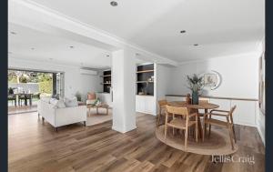 eine Küche und ein Wohnzimmer mit Tisch und Stühlen in der Unterkunft Pool House Barwon Heads 4 bedroom 2 bathroom Pool Great Yard Family friendly in Barwon Heads + 12 Fotos