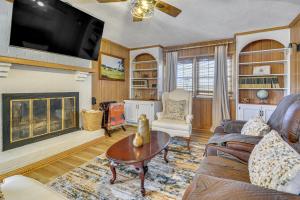TV a/nebo společenská místnost v ubytování River, Trails and Wine! Group Retreat Near Mt Airy