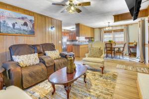 Posezení v ubytování River, Trails and Wine! Group Retreat Near Mt Airy