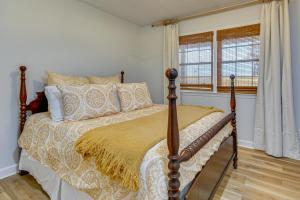 Postel nebo postele na pokoji v ubytování River, Trails and Wine! Group Retreat Near Mt Airy