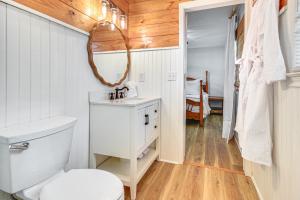 Koupelna v ubytování River, Trails and Wine! Group Retreat Near Mt Airy + 17 fotografií