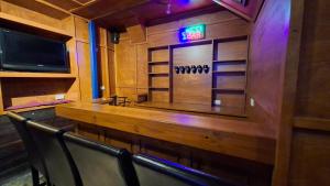 Un bar en un restaurante con un cartel en la pared. en Luxurious stay with amazing views, en Bacchus Marsh 27 fotos más