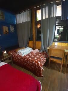 Chalé Bambu في كونها: غرفة نوم بسريرين ومكتب ونافذة