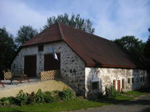 een oude stenen schuur met een rood dak bij Pinska Guesthouse in Pinska
