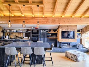 eine offene Küche mit einem großen Tisch und Stühlen in der Unterkunft Chalet K Jacuzzi et vue in Bolquere