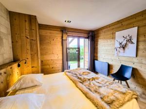 ein Schlafzimmer mit einem Bett und einem Stuhl und einem Fenster in der Unterkunft Chalet K Jacuzzi et vue in Bolquere