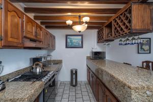 Η κουζίνα ή μικρή κουζίνα στο 2BR Oceanside Resort Condo Pool & Private Beach