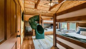 een kamer met 2 stapelbedden en een glijbaan bij Waterfall & Galaxy Pool & Rooftop Theater Cabin in Pleasant Hill +120 foto's