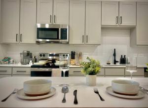 Η κουζίνα ή μικρή κουζίνα στο Worker Friendly KINGbed Washer Dryer A plus Location Wifi