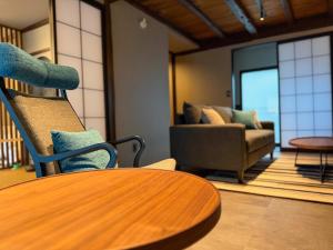 una camera con tavolo e sedie e un soggiorno di SORAIRO Miyajima a Hatsukaichi Altre 58 foto