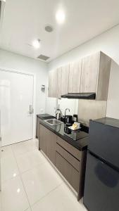 Η κουζίνα ή μικρή κουζίνα στο Cozy Studio Unit @Ciputra World Surabaya
