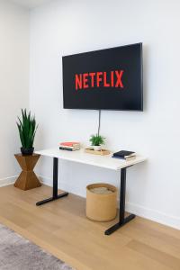 Μια τηλεόραση ή/και κέντρο ψυχαγωγίας στο Worker friendly A plus Location Warm and Cozy