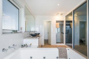 Koupelna v ubytování Oceans View - Luxury Apartment with ocean views + 19 fotografií