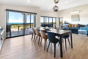 CarrickalingaにあるOcean Heights - 27 Stacey Driveのテーブルと椅子のあるダイニングルームとリビングルーム +43枚の写真