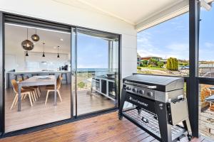 CarrickalingaにあるOcean Heights - 27 Stacey Driveのキッチン(グリル付)、ダイニングルーム(テーブル付)