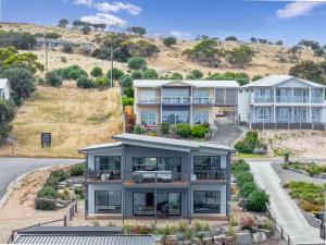 CarrickalingaにあるOcean Heights - 27 Stacey Driveの丘の上の家屋