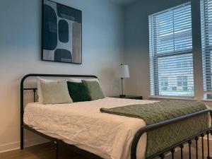 Una cama en un dormitorio con una ventana grande. en WorkerFriendly Gym Pool WasherDryer A plus Location, en Sherman