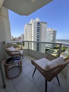 een balkon met stoelen en uitzicht op de oceaan bij Apto Punta del Este stop 4 playa brava in Punta del Este +18 foto's