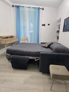 萨卢佐Casa Piazzetta is waiting for you!的客房内的床和沙发 更多10张照片