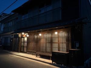 un edificio con una panchina e luci su una strada di SORAIRO Miyajima a Hatsukaichi