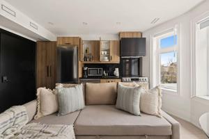 un soggiorno con divano e cucina di Cozy 1-BR Retreat in Torontos Vibrant West End a Toronto