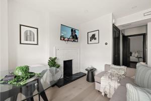 un soggiorno con divano e camino di Cozy 1-BR Retreat in Torontos Vibrant West End a Toronto