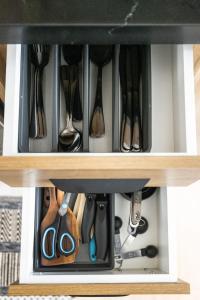 un cassetto pieno di utensili di Cozy 1-BR Retreat in Torontos Vibrant West End a Toronto