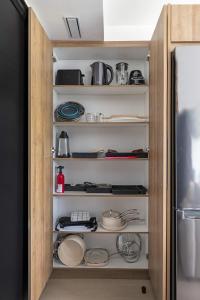una credenza piena di piatti e pentole e un frigorifero di Cozy 1-BR Retreat in Torontos Vibrant West End a Toronto