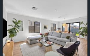 Χώρος καθιστικού στο Waves & Moore Sleeping 8 Aircon Geelong Wineries Firepit Garage Aircon