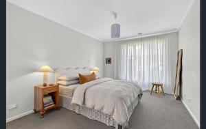 Ένα ή περισσότερα κρεβάτια σε δωμάτιο στο Waves & Moore Sleeping 8 Aircon Geelong Wineries Firepit Garage Aircon