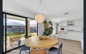 Η κουζίνα ή μικρή κουζίνα στο Waves & Moore Sleeping 8 Aircon Geelong Wineries Firepit Garage Aircon