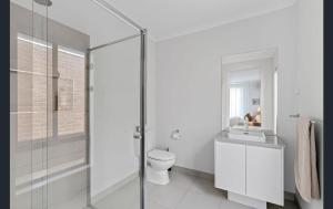 Ένα μπάνιο στο Waves & Moore Sleeping 8 Aircon Geelong Wineries Firepit Garage Aircon +6 φωτογραφίες