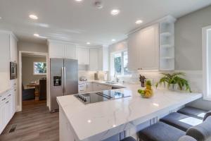 une cuisine avec des placards blancs et un comptoir blanc dans l'établissement Destination #44, à Orange