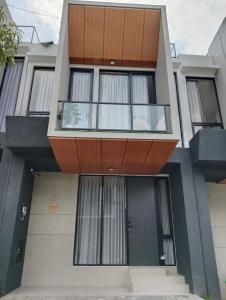 ein Bild eines Hauses mit Balkon in der Unterkunft NZ Villa Guesthouse Aesthetic Batu in Malang