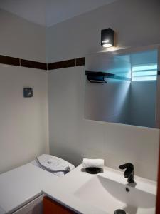 Ένα μπάνιο στο Le 116, studio chaleureux proche plage privée