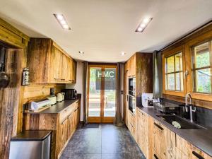 Η κουζίνα ή μικρή κουζίνα στο Chalet Moose Lodges SPA Sauna