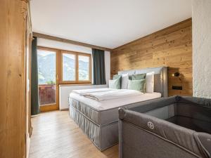 um quarto com uma cama e um sofá em Tirola Chalet Alpbach em Alpbach