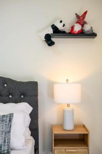 Ένα ή περισσότερα κρεβάτια σε δωμάτιο στο Bright Monterey Park Private Suite Near DTLA