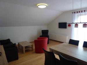 ein Wohnzimmer mit einem Tisch und Stühlen in der Unterkunft Ferienpark Oberallgäu Ferienwohnung in Missen-Wilhams