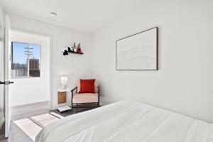 Postel nebo postele na pokoji v ubytování Modern Hotel-Style Suite in Monterey Park Near LA