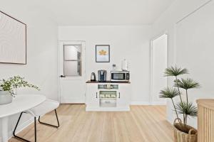 Kuchyň nebo kuchyňský kout v ubytování Modern Hotel-Style Suite in Monterey Park Near LA + 12 fotografií